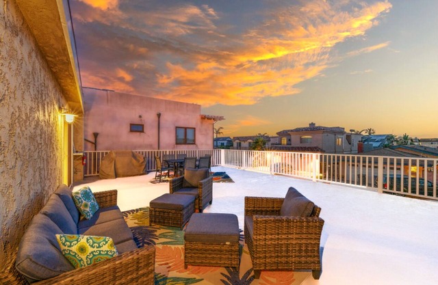 Roof-Deck Ocean Views, Walk To Beach