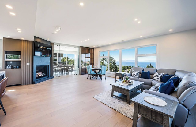 Roof Top Ocean View! Luxury New Built! AC & Ensuites & BBQ!