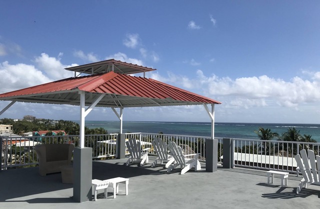 Roof top pool, 2 bedroom suite, fully equipped, amazing location! Great views!