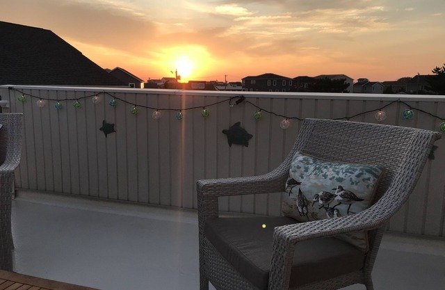 *Rooftop Deck! *Newly Renovated w/Modern Amenities. 2 blocks to beach AND bay!