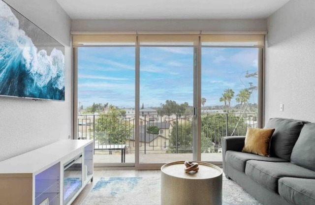Rooftop Pool & Hot Tub Family 3 Bdrm Apt