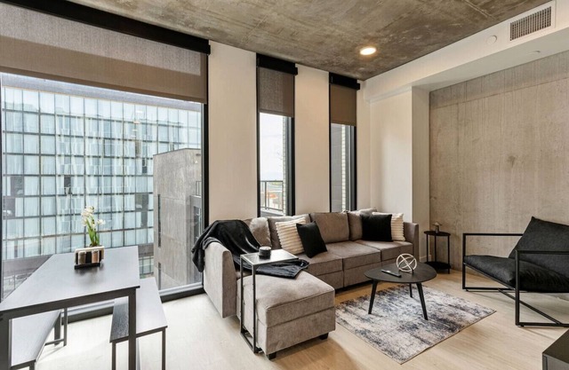 Rooftop Pool + Hot tub | Gym | King Bed | Parking