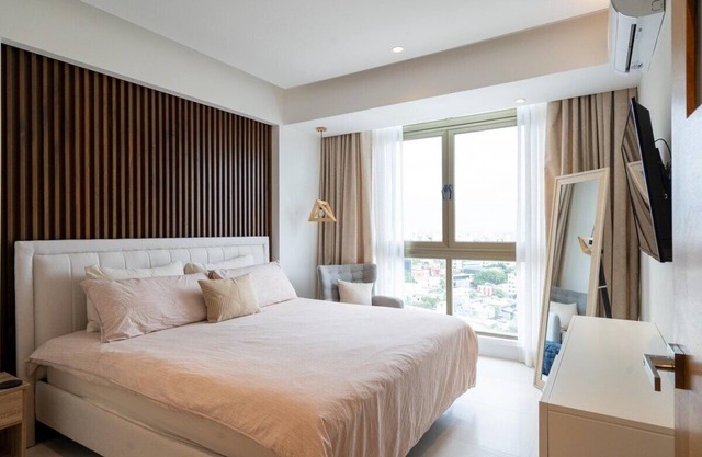 ★RooftopPool-KINGbed-Views-Gym-WiFi-A/C-YellowKey★