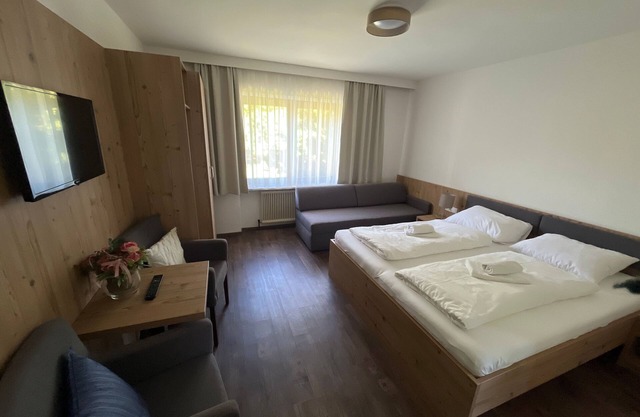 Room 06/3bed without balcony - Pension Alpina