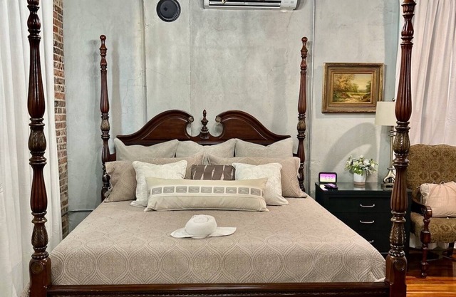 Room 2 (sleeps 2) at Chipley's Squareview Inn
