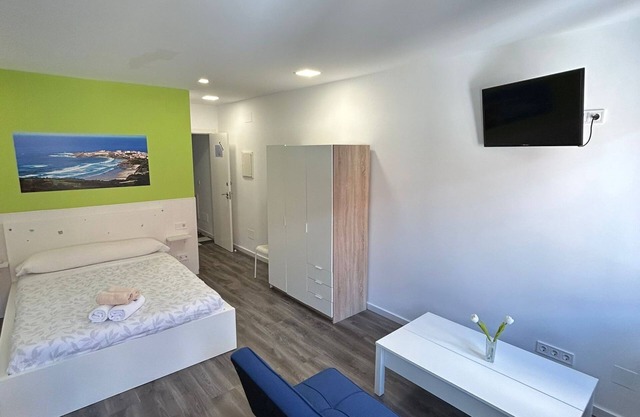 ROOM 3 WITH STREET VIEW