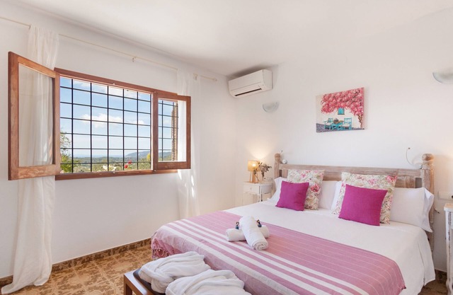 Room 'Cerezo' with Mountain View, Wi-Fi and Air Conditioning