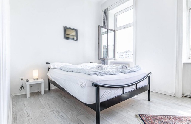 Room for Lonstays by U6 Next to Danube River