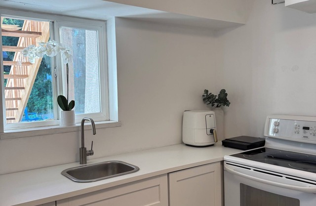 Room for rent in Beautiful Neighbourhood - Brand New Recreation Center Nearby