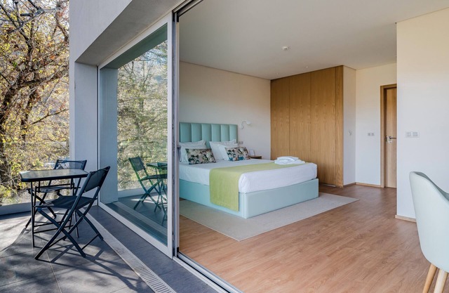 Room 'Quarto Queen 3 - Oak Nature' with Shared Pool, Shared Terrace and Wi-Fi