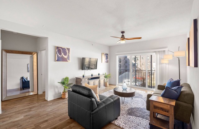Roomy Plaza 2bed w/Den and WK Space