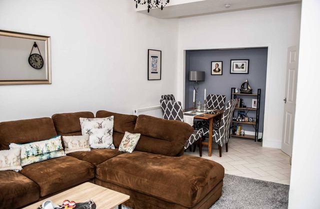 Rose Apartment 2-Bed Apt, Sleeps 4 Town Centre Ayr
