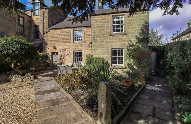 ROSE COTTAGE, family friendly, luxury holiday cottage in Matlock