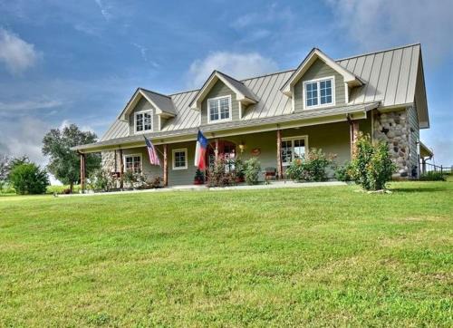 Rose Hill Farms- Relax at Your 12 Acre Farmhouse Retreat !