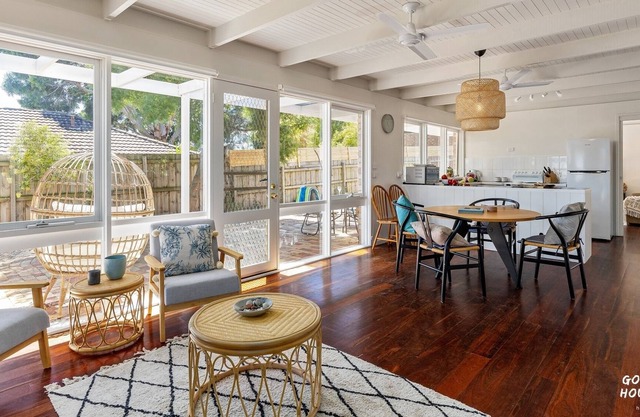Rosebud Hideaway - Cute Cosy Beach House, Funky styled house for all family. Plenty of room for the