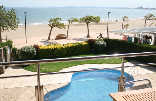 ROSES, FRONTLINE, perfect for families POOL + WIFI + PARKING + TV