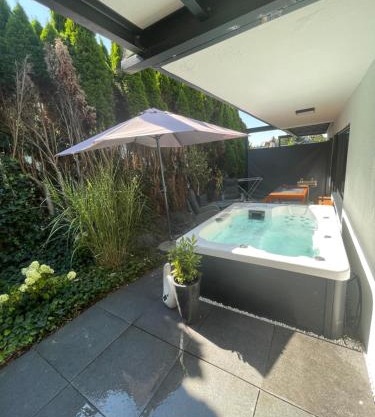 ROSMARIN - Kuschelige Fewo - Romantik & Entspannung im Whirlpool auf privater Terrasse, Ruhe & Hund willkommen - by FerienWohnenAmSee -