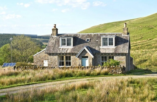 ROUGHLEY COTTAGE, pet friendly, with open fire in Newcastleton