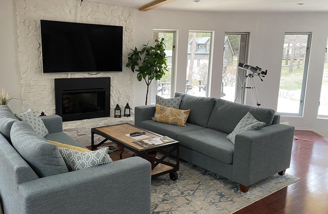 Roundhouse Ridge - Vineyard, Hot Tub and Acreage to Explore!