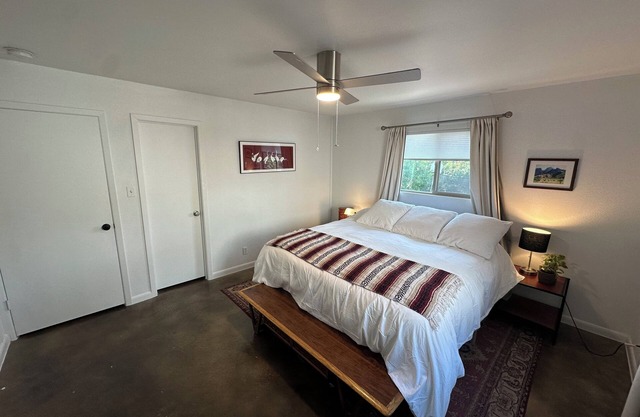 Royal Retreat – Cozy Luxe 2BR Near Downtown
