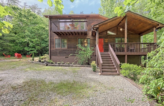 Ruby Charm 5BR Cabin near Helen Main St, Anna Ruby Falls & Tanglewood! 🍁