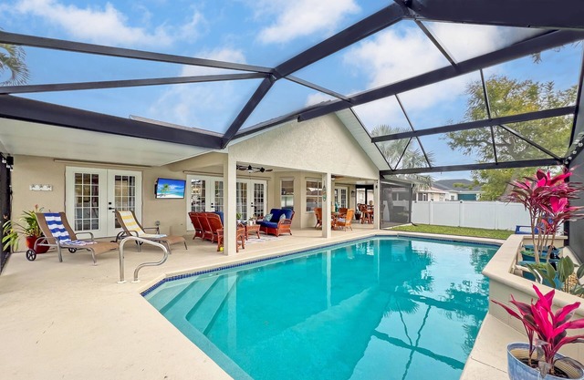 Ruby's Retreat, heated pool, private oasis, fenced backyard