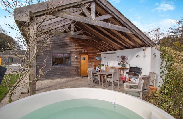 Rumi's Field - Three Bedroom House, Sleeps 6