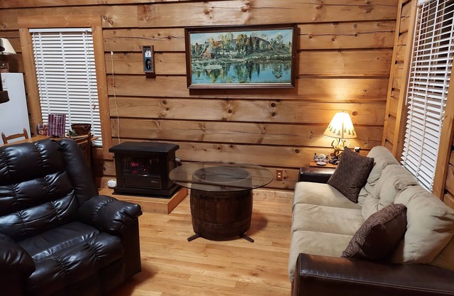 Rumples Retreat at Highland Hideaways - Arcade - Private Drive-in Theater