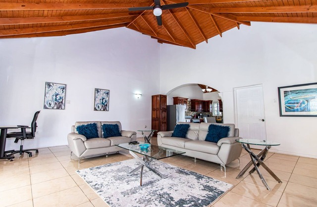 Runaway Bay Gem Villa!