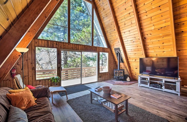 Running Springs Cabin w/Large Deck + View!