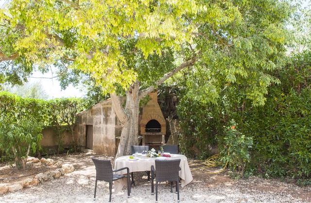 rural location, pool with jacuzzi, garden, air conditioning