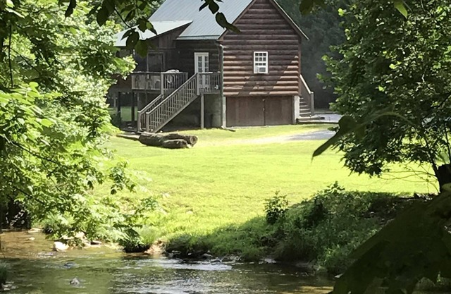 Rushing Trout Stocked Creek in backyard. FIBER OPTICS WIFI Hot Tub!