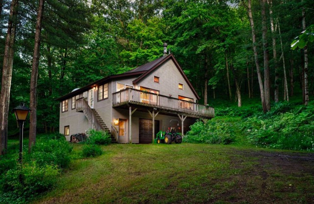 Rustic and charming Cabin close to the Kickapoo River.
