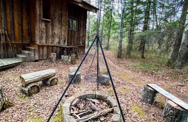 Rustic Backwoods Cabin Getaway! Escape the Hustle!