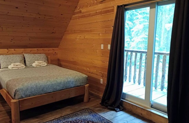 Rustic Beaverfoot Lodge Dream Cabin
