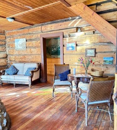Rustic Beaverfoot Lodge Room N5