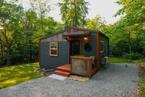 Rustic Cabin Retreat - Cozy Stove & Fresh Eggs