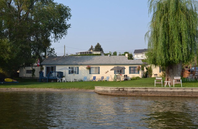 RUSTIC COTTAGE ON LAKEFRONT