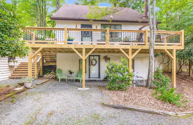 Rustic gem near skiing & town with fast WiFi, deck, patio, grill & private W/D