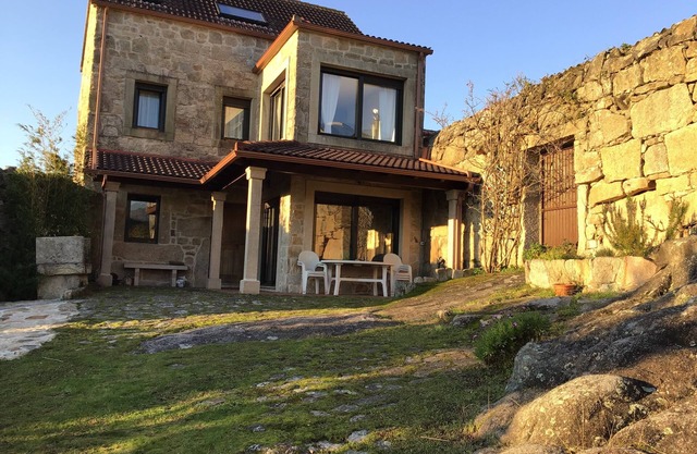 Rustic house with land 250 meters from the beach