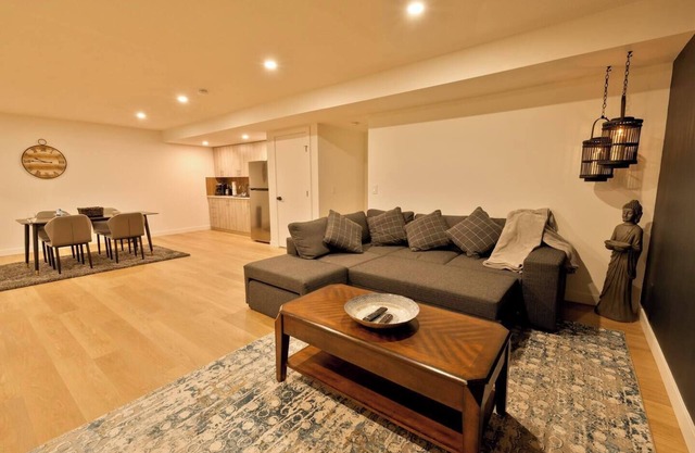 Rustic Lake‑Front Private Basement Suite Court Access & Gym