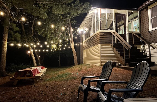 Rustic, peaceful lake house on Lake Cobbosseecontee; free WIFI, ADA friendly.