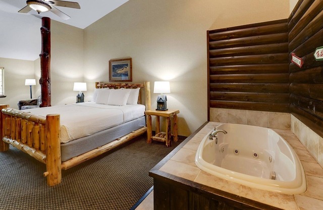 Rustic Retreat w/Indoor-Outdoor Pool, Whirlpool & Free Breakfast