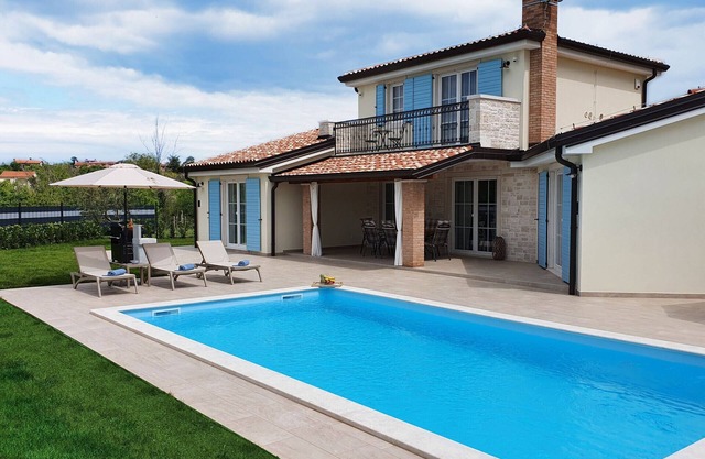 Rustic Villa La Graziosa with outdoor pool in Buje