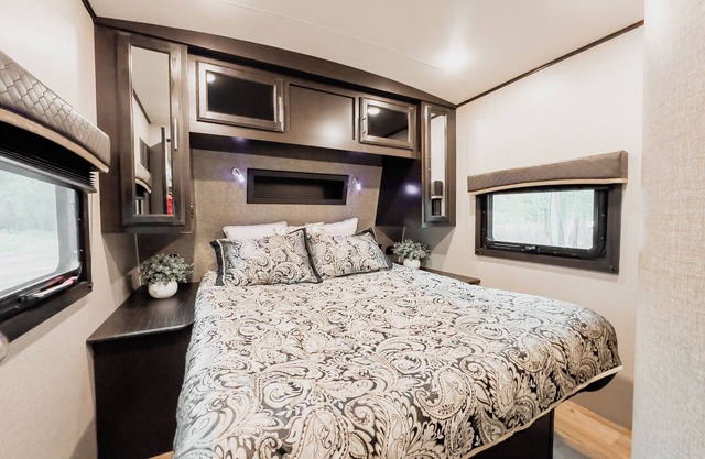 RV 1 Hill Top with amazing Lake Views c/w Queen Bed and Bunks