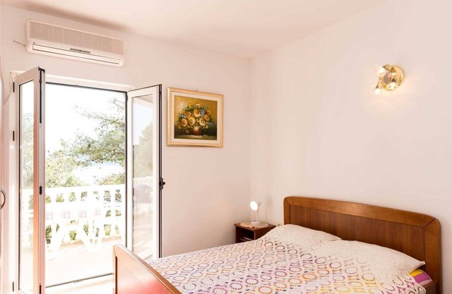 S6 Ćuk Double or triple room with private bathroom