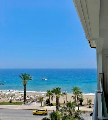 SA Apartments! Beachfront Apartment with Sea View & Pool