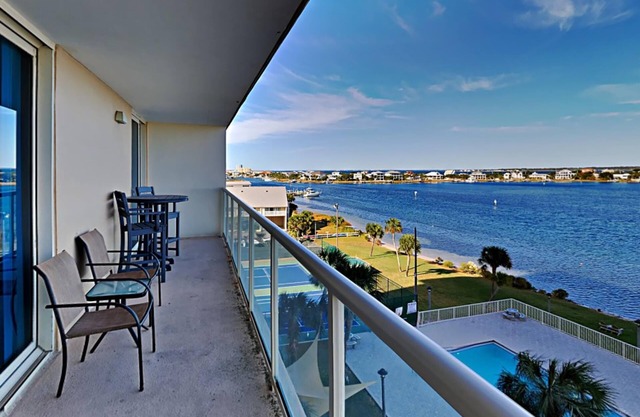 Sabine Yacht & Racquet #5C | Boat Slips, Views!