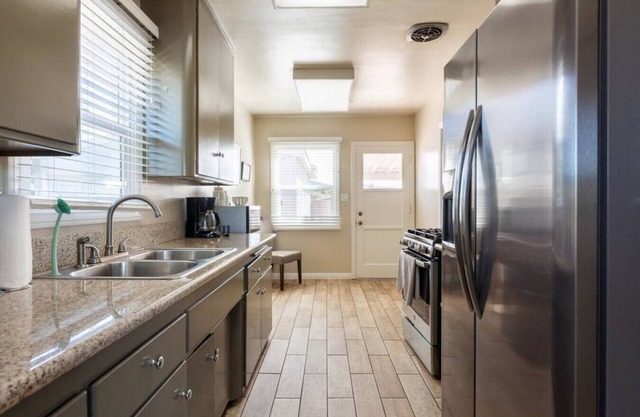 Safe Neighborhood-3bdr,1.5bath Next to Everything!