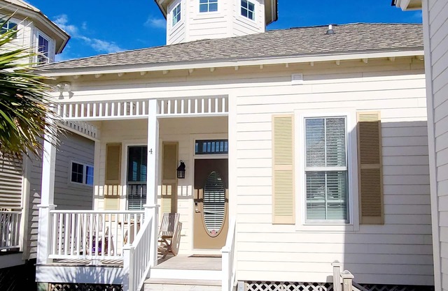 Sale! 5Star Reviews Luxury2 Bedroom House Pool, Steps from Ocean/Beach, Sleeps 4